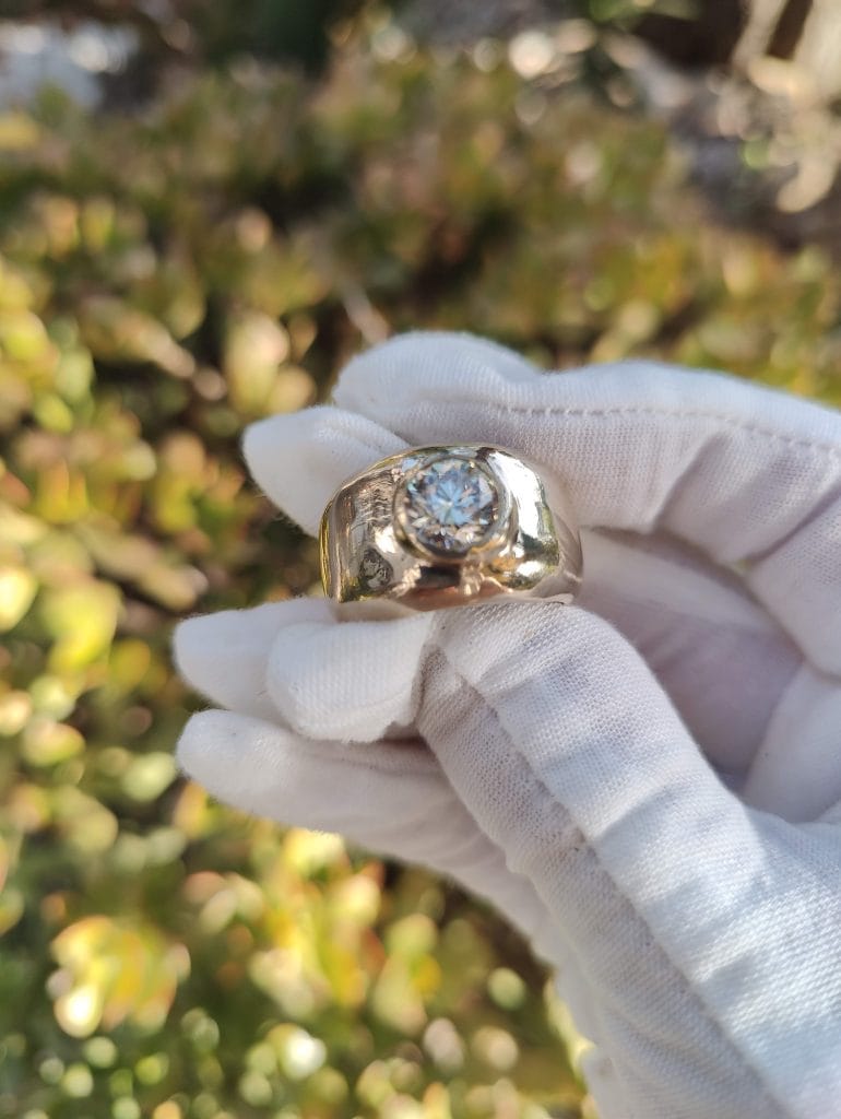 14ct gold signet ring featuring a spectucular 1.7ct natural diamond